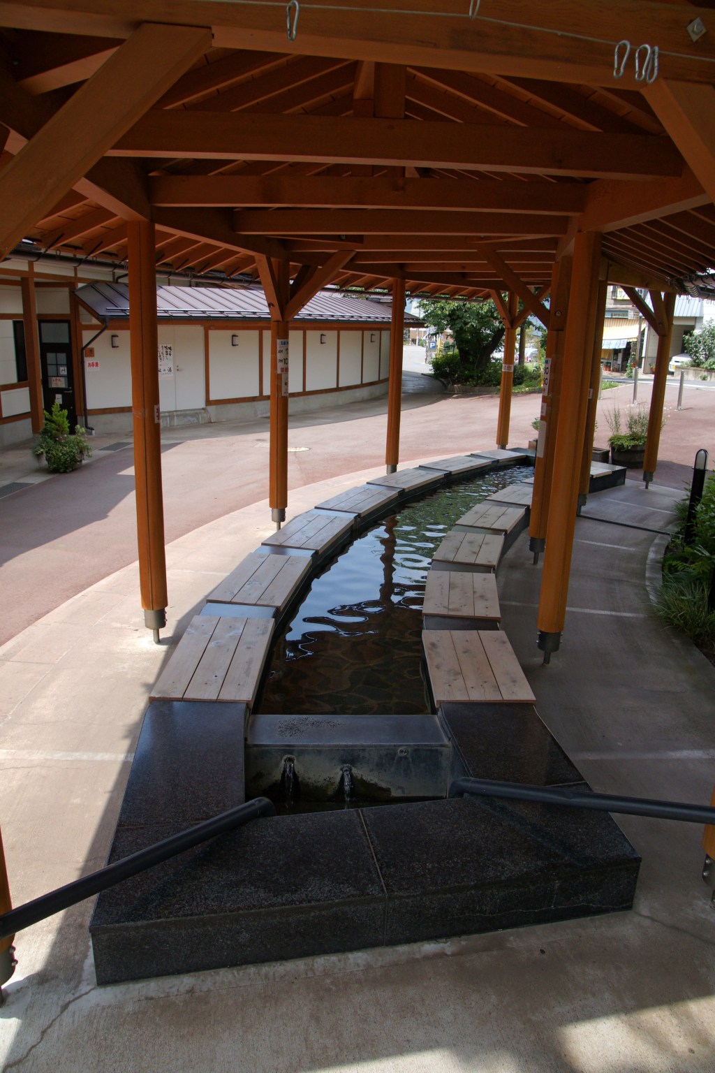 Platform and train at Yudanaka Station on the Nagano Dentetsu line