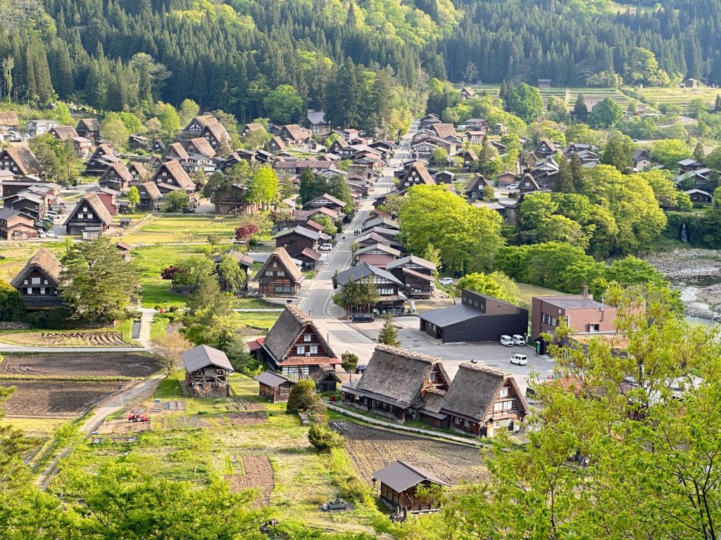 Shirakawa-go Travel Guide: UNESCO Gassho Village, Access, and Day-Trip Tips